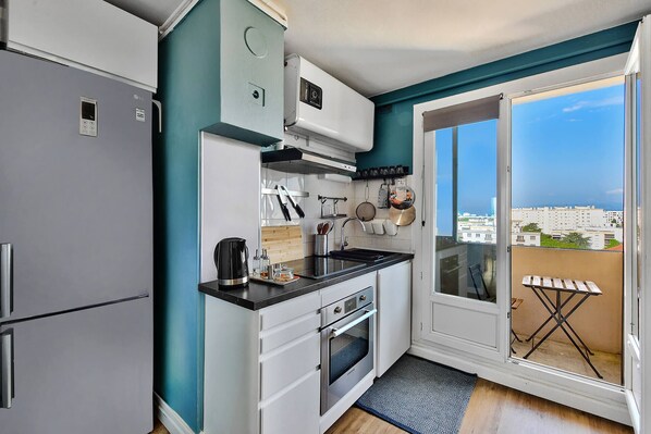 Fridge, microwave, oven, stovetop