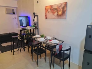Dining room - Spacious Suite in Pasig Cityurban Metro Escape (Pasig)