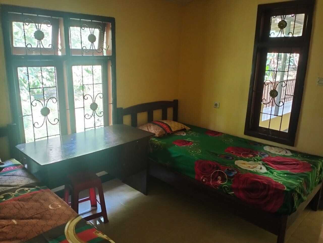 Een kamer met een bed, een tafel en een stoel.