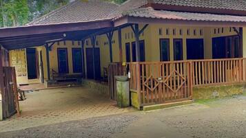 Vista frontal de la propiedad