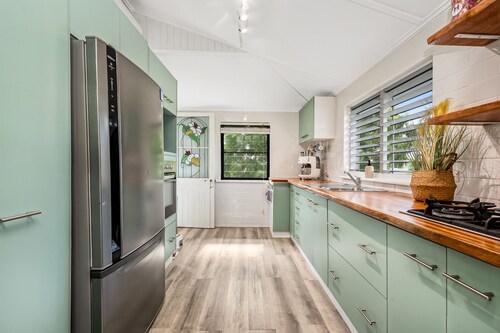 Charming Queenslander Retreat in Leafy Mundingburra – Private Upstairs Stay