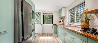 Charming Queenslander Retreat in Leafy Mundingburra – Private Upstairs Stay