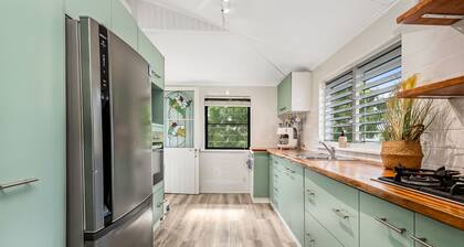 Charming Queenslander Retreat in Leafy Mundingburra – Private Upstairs Stay
