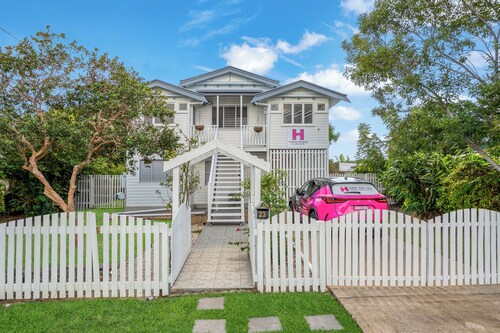 Charming Queenslander Retreat in Leafy Mundingburra – Private Upstairs Stay