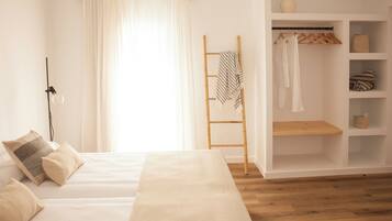 3 dormitorios, tabla de planchar con plancha, cuna de viaje