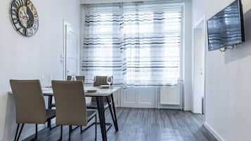 Comfort-Haus, 2 Schlafzimmer, Balkon, Stadtblick | Wohnbereich | 50-cm-Smart-TV mit Satellitenempfang