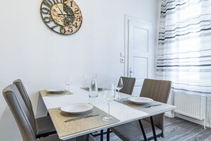 Comfort House, 2 Bedrooms, Balcony, City View | Living area