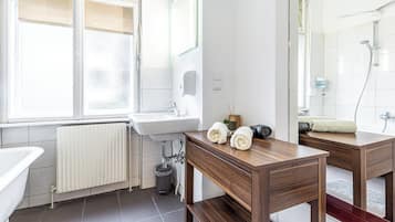 Comfort House, 2 Bedrooms, Balcony, City View | Bathroom