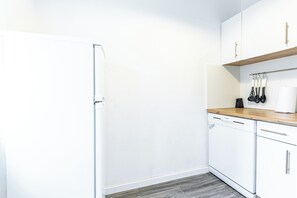 Comfort House, 2 Bedrooms, Balcony, City View | Private kitchen