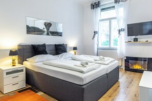 Comfort House, 2 Bedrooms, Balcony, City View | Hypo-allergenic bedding, soundproofing, free WiFi, bed sheets - CHRISTIANO Apartments - Villa Schönbrunn (Vienna)