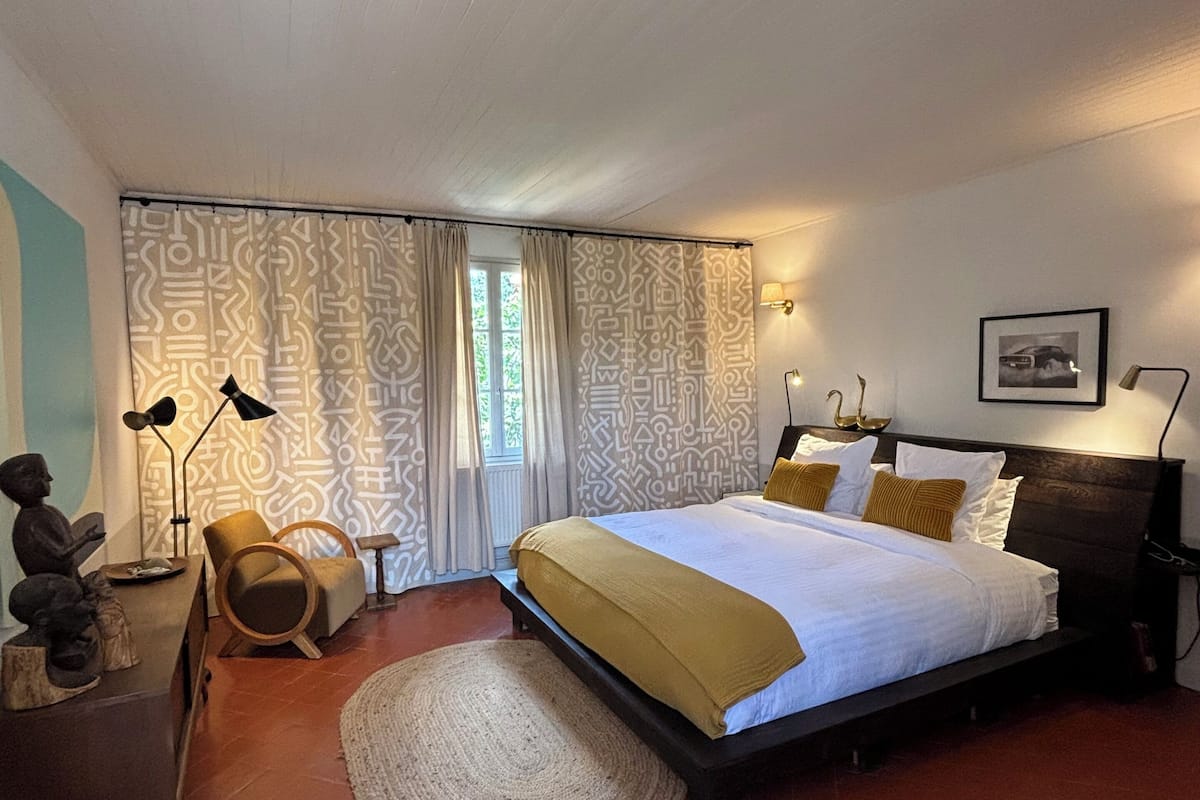 Superior Suite, Garden View | Peralatan tempat tidur premium, busa memori, seterika/papan seterika