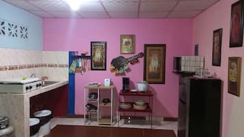 Refrigerador, parrilla de estufa, cafetera y tetera y tostadora