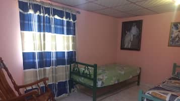 1 habitación, tabla de planchar con plancha, internet y ropa de cama