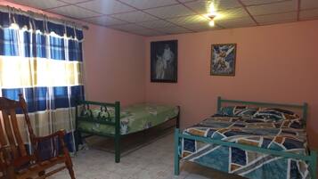 1 habitación, tabla de planchar con plancha, internet y ropa de cama