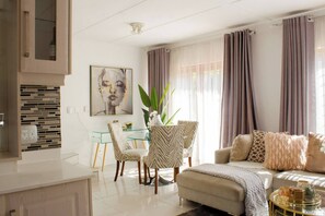 TV, books - Beautiful 2 bedroom Apartment near Monte Casino (Sandton)