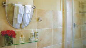 Shower, hair dryer - Beautiful 2 bedroom Apartment near Monte Casino (Sandton)