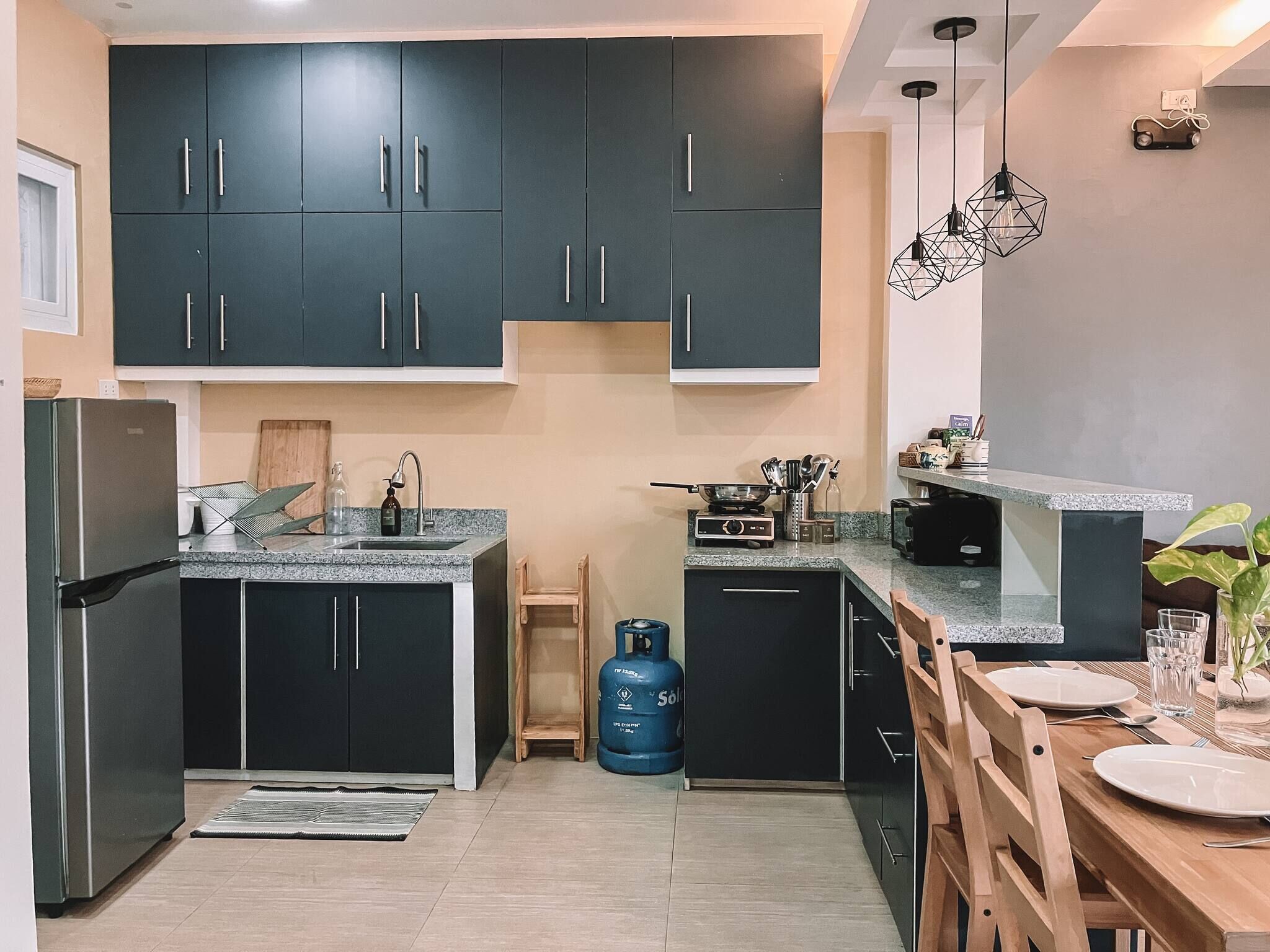 Kühlschrank, Herdplatte, Toaster, Kochgeschirr/Geschirr/Besteck