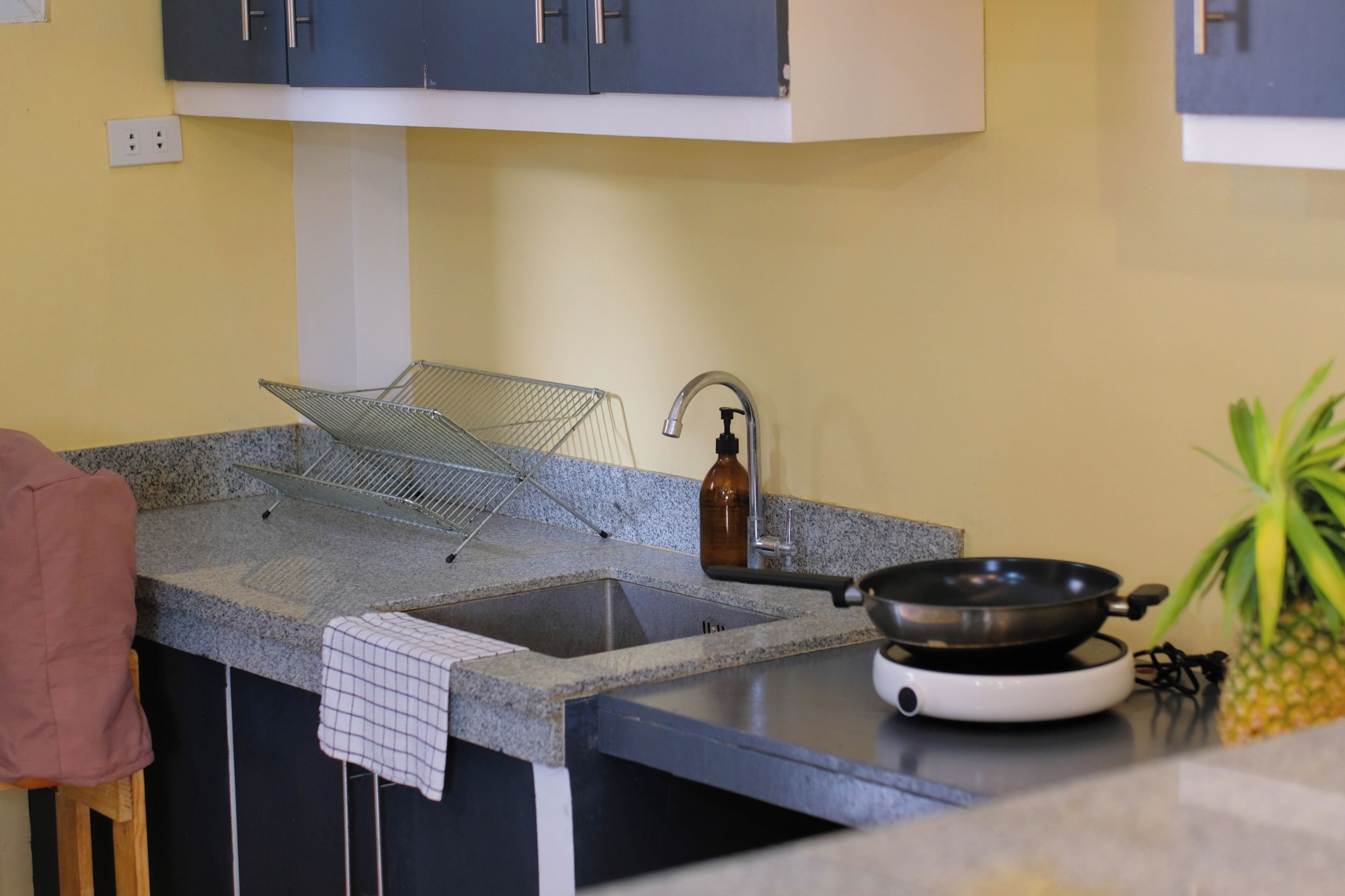 Réfrigérateur, surface de cuisson, grille-pain, vaisselle et ustensiles