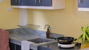 冷蔵庫、コンロ、トースター、調理器具と食器