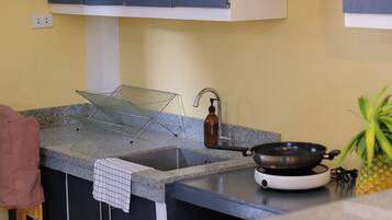 Réfrigérateur, surface de cuisson, grille-pain, vaisselle et ustensiles