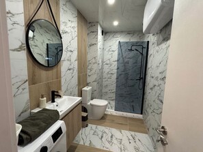 Bruser, hårtørrer, håndklæder, Toiletpapir