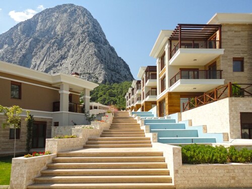 Mountain 4-bedroom villa in superb Antalya