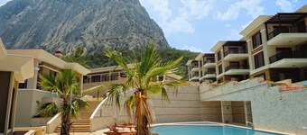 Mountain 4-bedroom villa in superb Antalya