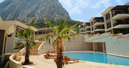 Mountain 4-bedroom villa in superb Antalya