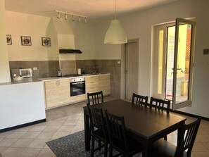 En 32-tommers Flatskjerm-TV med digitale kanaler