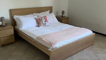 Edredón, tabla de planchar con plancha, wifi gratis y ropa de cama