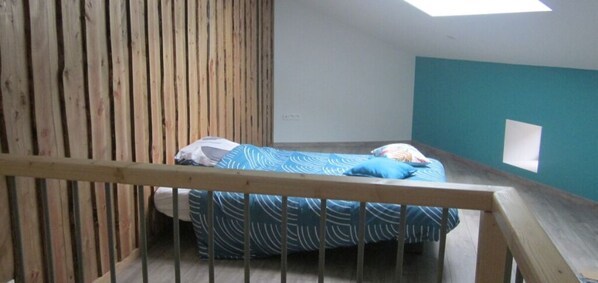 3 chambres, bureau, fer et planche à repasser, lit parapluie