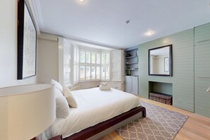 2 slaapkamers, een bureau, een strijkplank/strijkijzer, gratis wifi