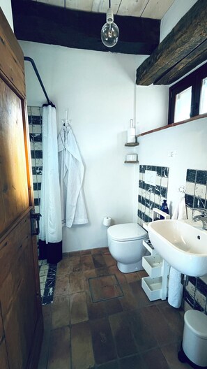 Shower, hair dryer, towels, soap - Villa MOKA Apartment "PAULA" in a medieval farmhouse; in Montefeltro (Le Marche) (Lunano)