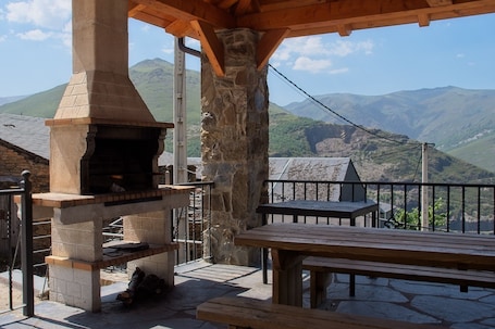 Outdoor dining. Leopoldo I Apartment with Mountain Views, Shared Pool and Barbecue