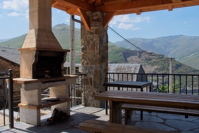Leopoldo I Apartment with Mountain Views, Shared Pool and Barbecue