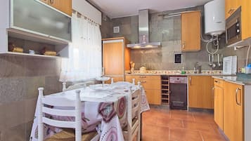 Refrigerador, microondas, placa de cocina, lavavajillas