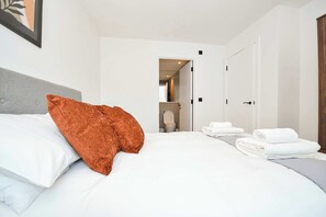 2 habitaciones, tabla de planchar con plancha, wifi y ropa de cama