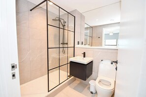Douche, sèche-cheveux, serviettes fournies