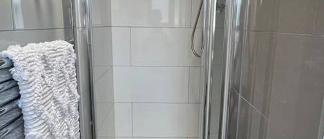 Dusche, Haartrockner, Handtücher, Seife