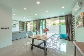 Exclusive-Villa, 4 Schlafzimmer, eigener Pool, Poolblick | Essbereich im Zimmer
