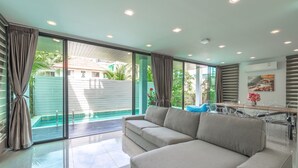Exclusive Villa, 4 Yatak Odası, Kişiye Özel Havuzlu, Havuz Manzaralı | Oturma alanı | Kablolu TV kanalları bulunan 36 inç düz ekran televizyon