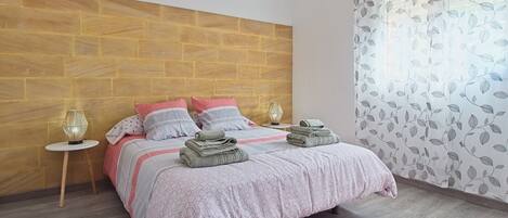 3 bedrooms, iron/ironing board, WiFi, bed sheets