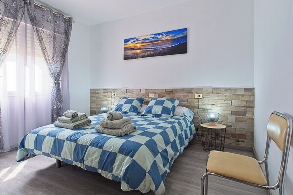 3 habitaciones, tabla de planchar con plancha, wifi y ropa de cama 