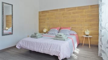 3 slaapkamers, een strijkplank/strijkijzer, wifi, beddengoed