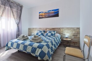 3 habitaciones, tabla de planchar con plancha, wifi y ropa de cama 