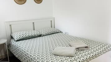Een strijkplank/strijkijzer, wifi, beddengoed