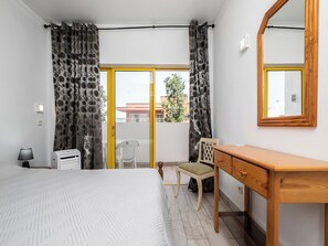 2 bedrooms, iron/ironing board, free WiFi, bed sheets - Kojima Brown Apartment, Praia da Rocha, Portimão (Portimão)