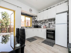 Kylskåp, ugn, spishäll och kaffe- och tebryggare