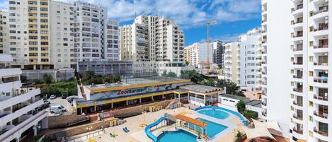 Una piscina al aire libre