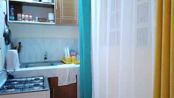 Deluxe Studio, City View | Private kitchen